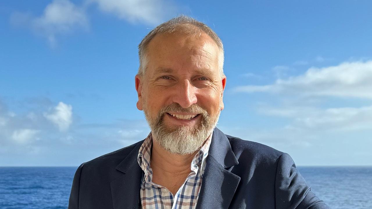 Portrait mit Meer im Hintergrund
