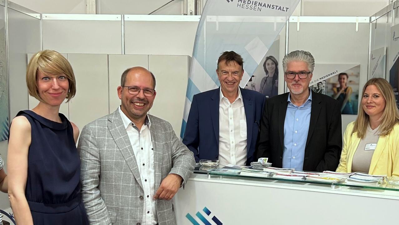 Mitglieder der Medienanstalt Hessen auf dem Hessentag 2025 Gruppenfoto am Stand der Medienanstalt Hessen