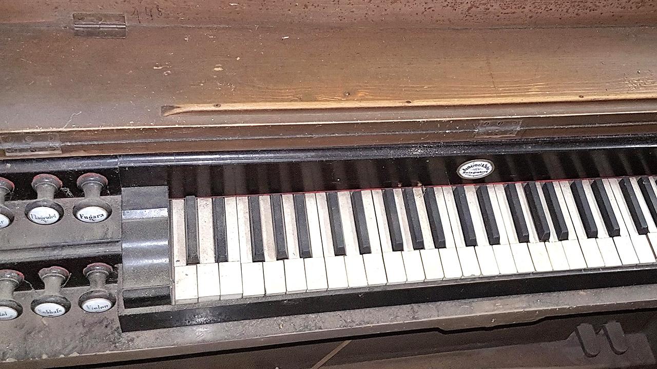 Orgel Etwas mitgenommene, alte, kleinere Orgel
