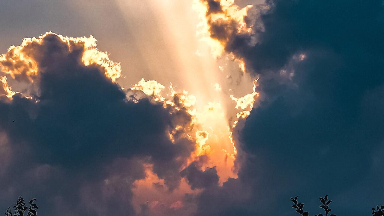 Himmel mit Lichtstrahl