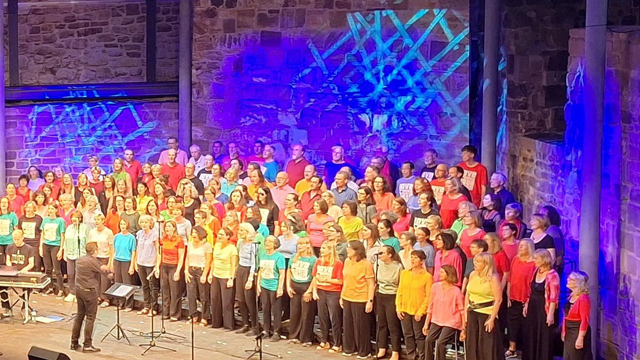 Gospelchor Ein großer Chor auf einer Bühne
