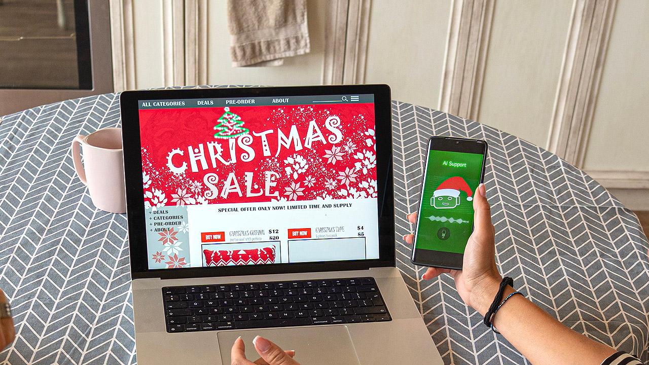 Konsumschulden Verlockende Weihnachtsshopping-Angebote auf einem Laptop-Monitor