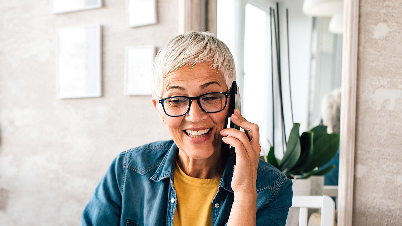 Frau am Telefon