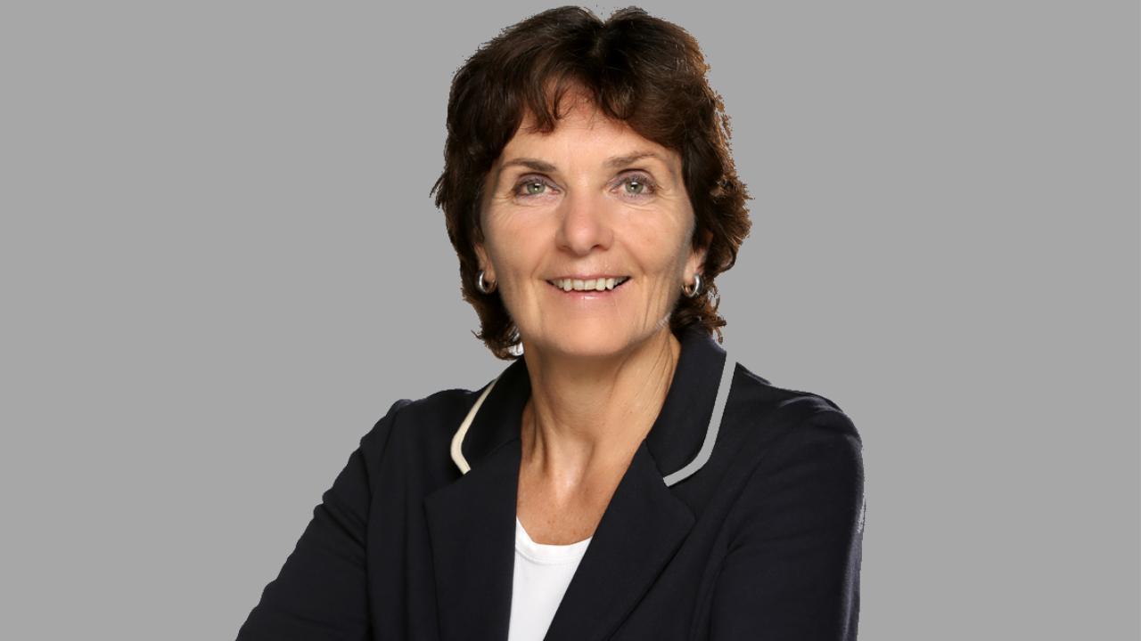 Helga Engler-Heidle 2012 Frauenpfarrerin Helga Engler-Heidle blickt in die Kamera, sie hat dunkle kurze Haare und trägt eine blaue Jacke