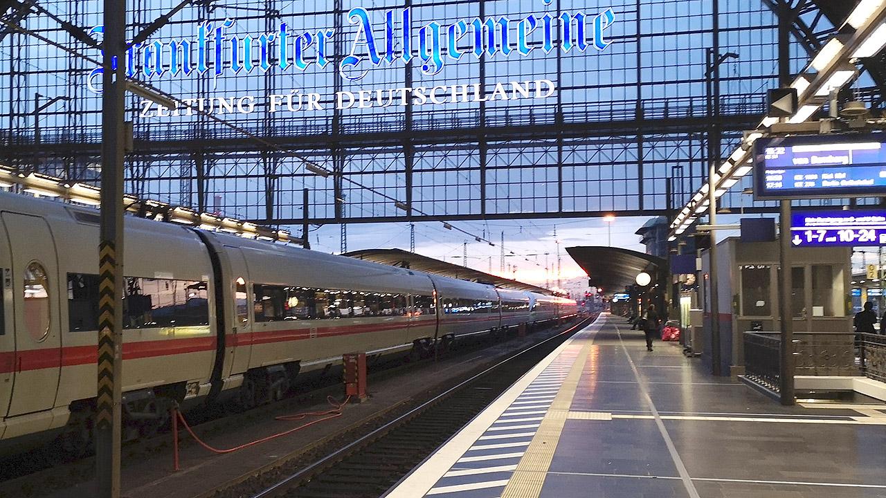 Hauptbahnhof Frankfurt Ein leeres Gleis auf dem Frankfurter Hauptbahnhof