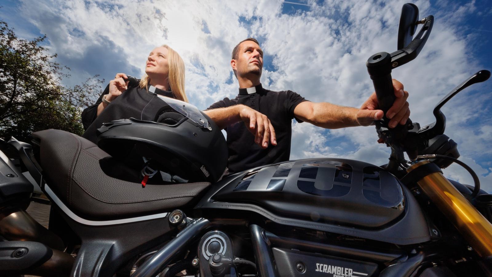 Motorradgottesdienst 2024 Pfarrerin und Dekan stehen am Motorrad