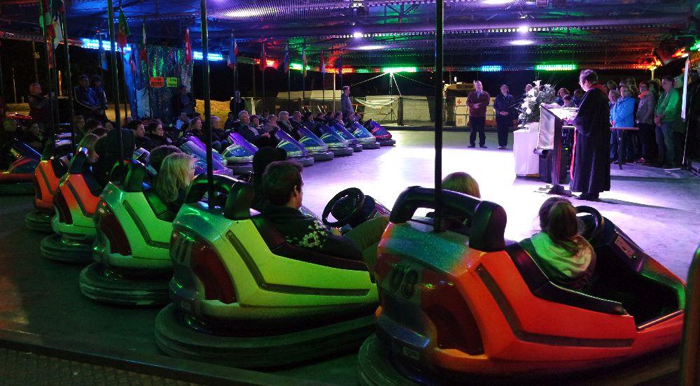 Gottesdienst der Schaustellerseelsorge Geparkte Autoscooter, auf der Fahrfläche die Pfarrerin