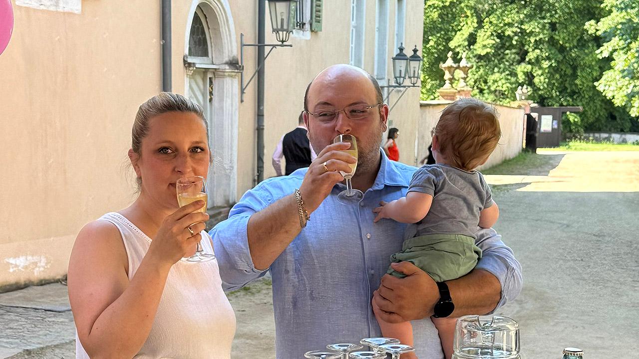 Paar Hochzeitspaar stößt mit Sekt an