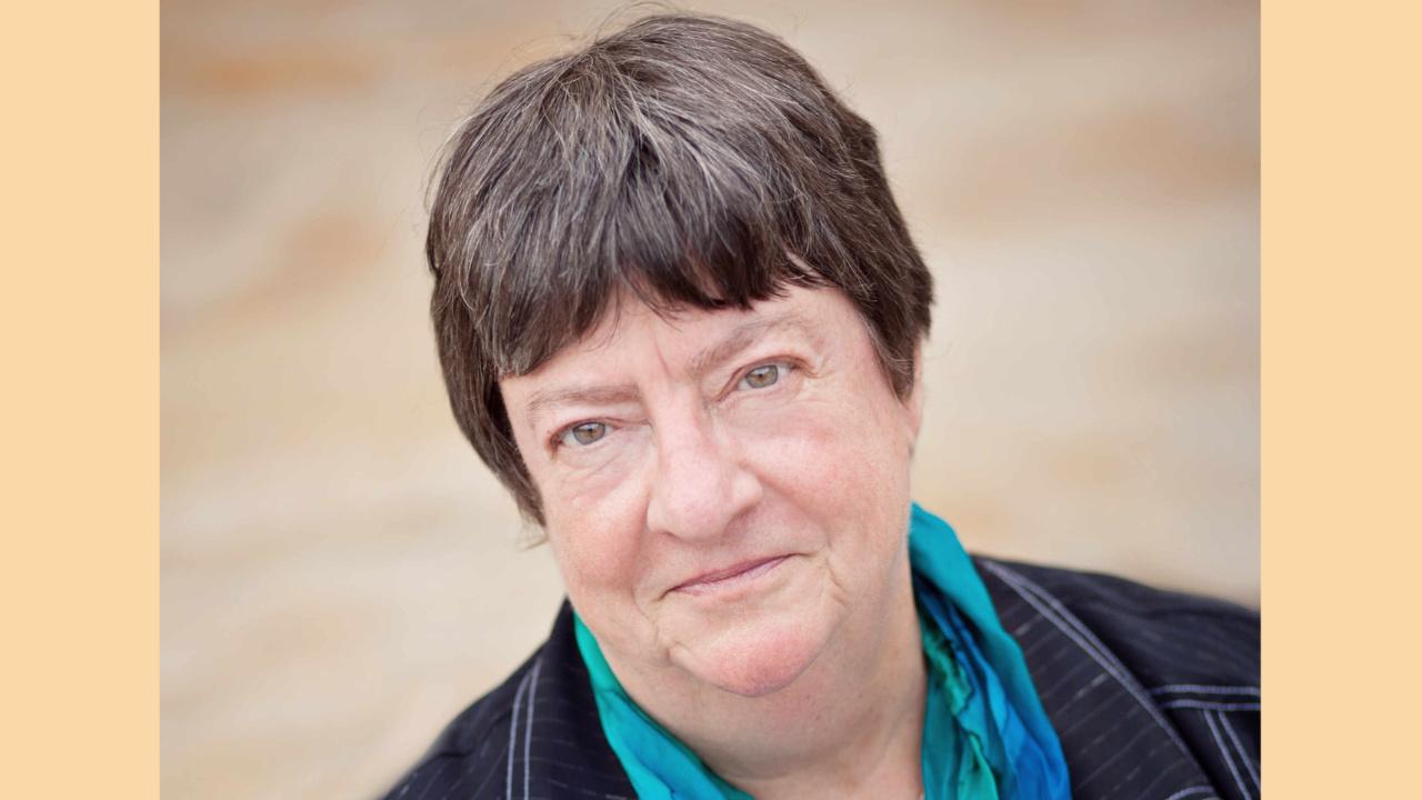 Pröpstin Helga Trösken Helga Trösken mit dunkler Kurzhaarfrisur und blauem Tuch und dunkler Jacke schaut in die Kamera.