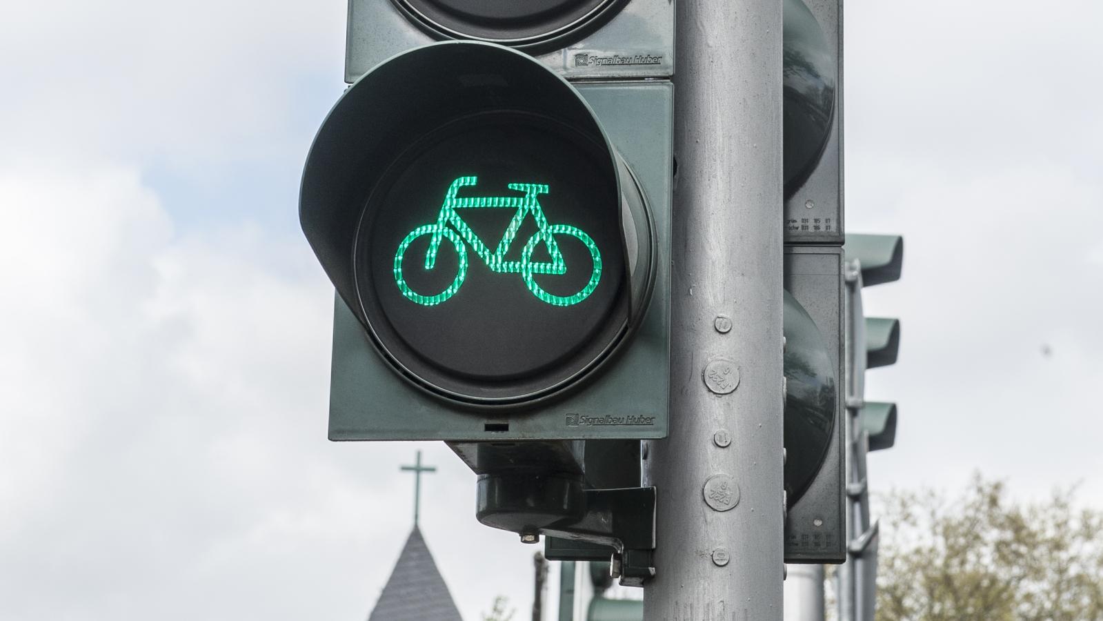 Ampel Fahrrad-Zeichen Eine Ampel mit grünem Licht für Fahrräder