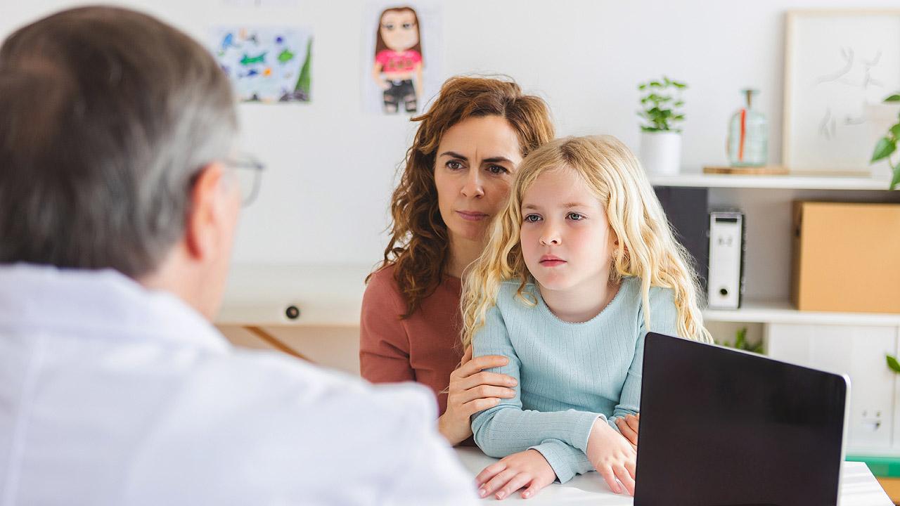 Erziehungsberatung Mutter mit Kind, davor ein Berater