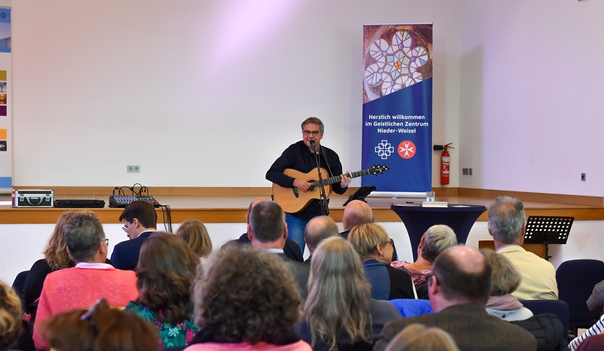 Spirituelle Kirche 2025 Buchholz Buchholz mit Gitarre auf der Bühne