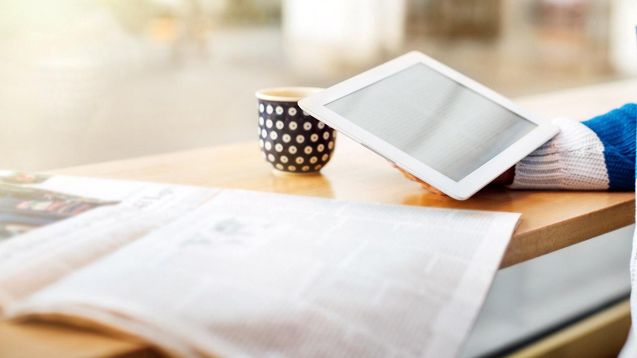 Medien Zeitung und Smartphone/Tablet