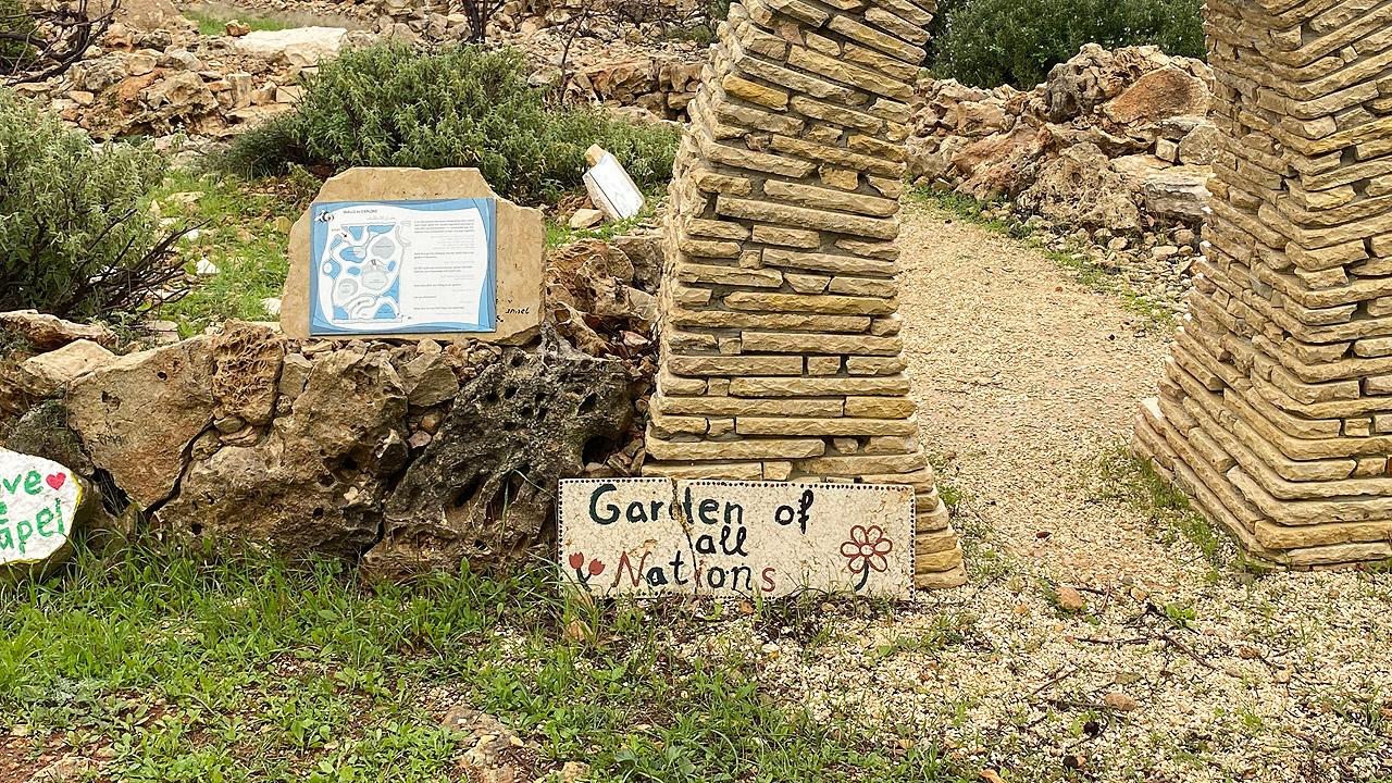 Garten Tor aus Ziegeln, das in einen Garten führt