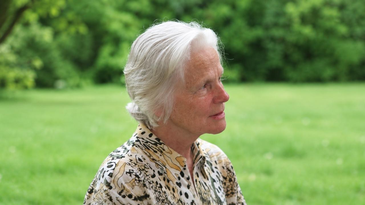 Prof. Dr. Christa Reich Portrait in Gartenlandschaft