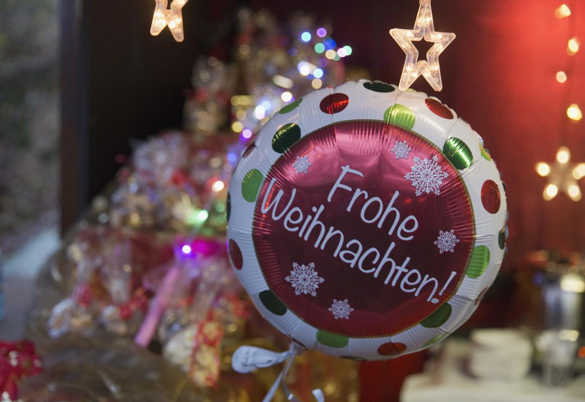 Ein großer Luftballon mit der Aufschrift Frohe Weihnachten