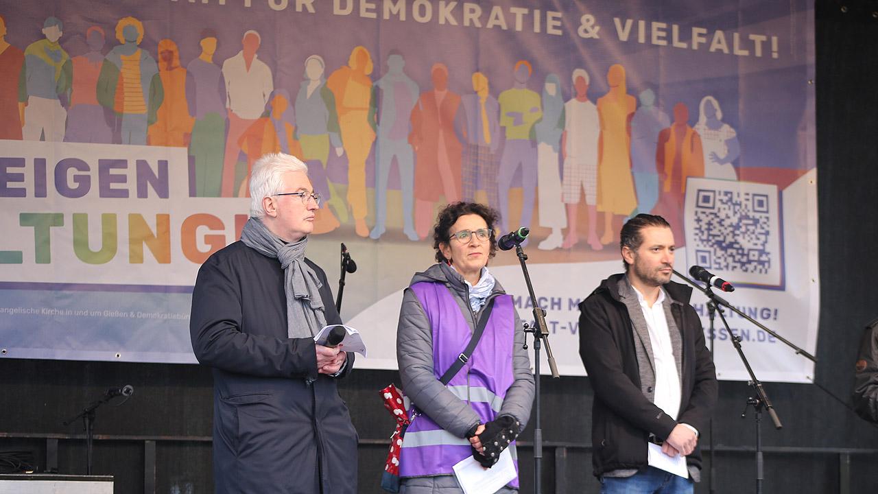 Fest der Demokratie Drei Menschen auf einer Bühne