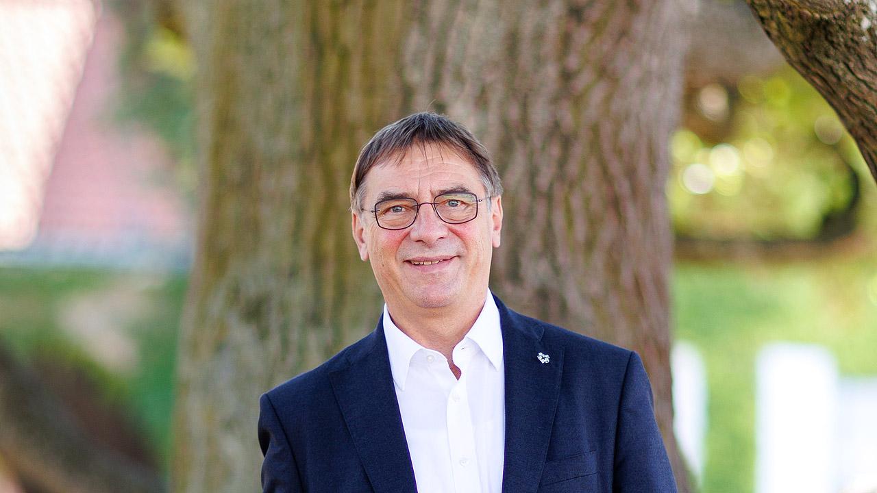 Volker Jung Volker Jung vor einem Baumstamm