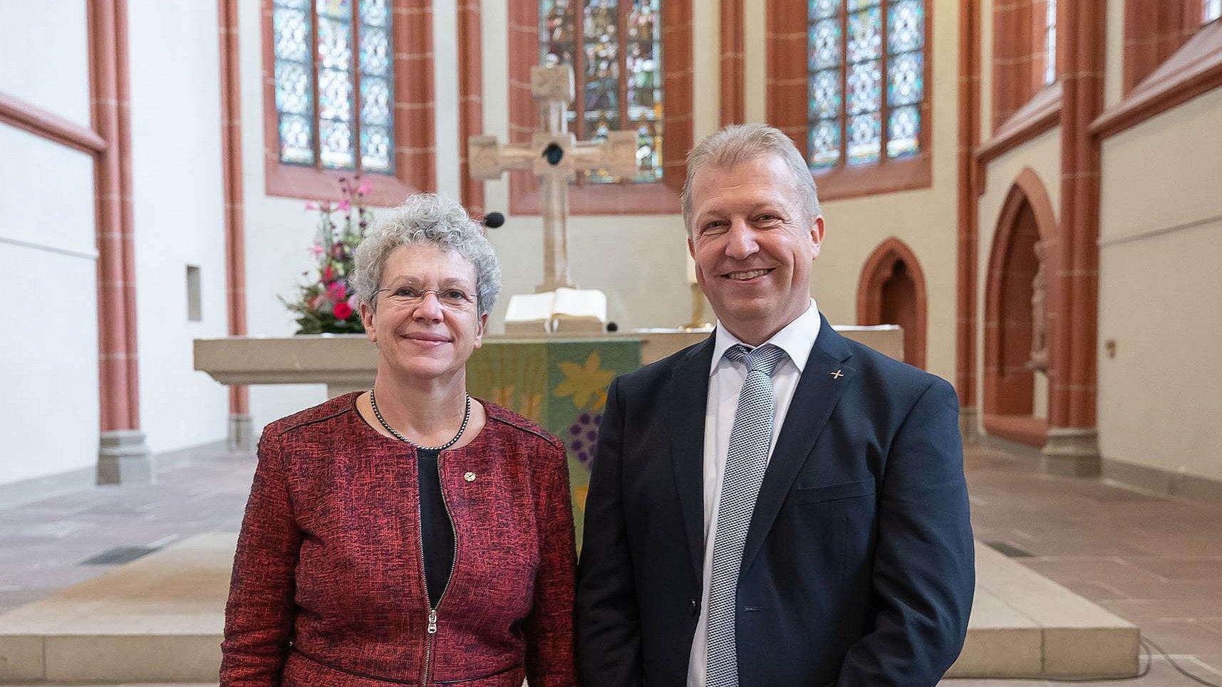 Pfeiffer und Schneider in Homberg Doppelportrait vor dem Altarraum der Homberger Stadtkirche.
