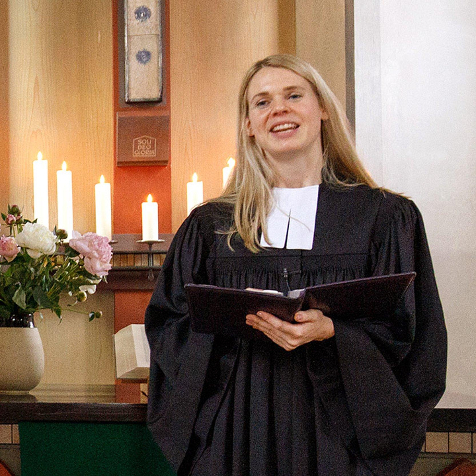 Pfarrerin im Gottesdienst Pfarrerin im Gottesdienst