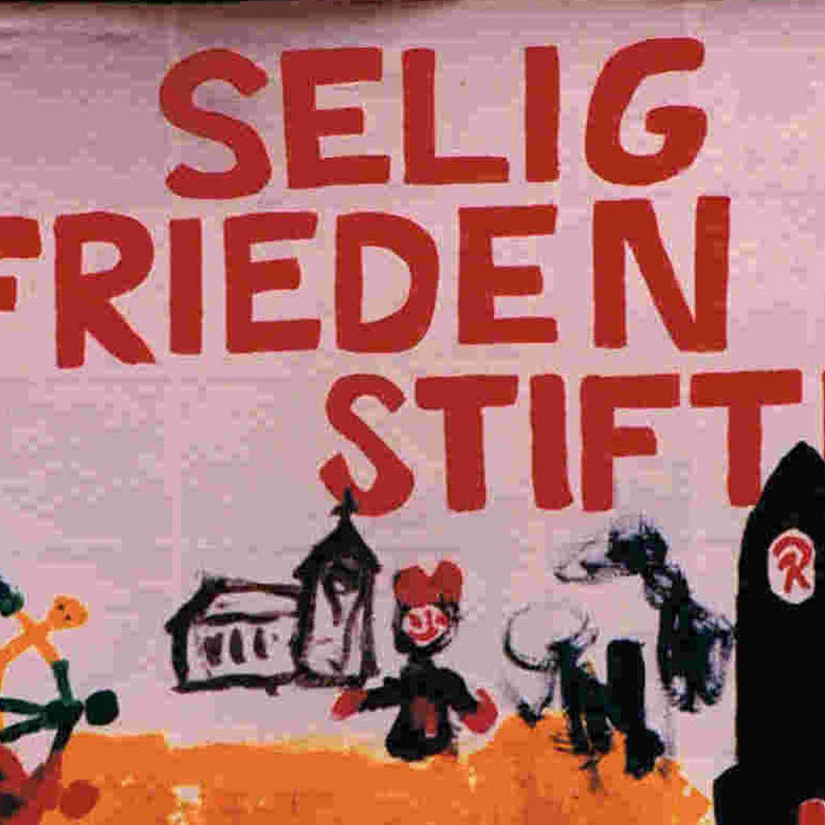 Plakat der Initiative Frauen Frieden Auf einem selbstgemalten Plakat sind schwarze Raketen recht uns links zu sehen. In der Mitte des Bildes befindet sich eine Kirche, davor Menschen. In Rot ist geschrieben: Selig die Frieden stiften.