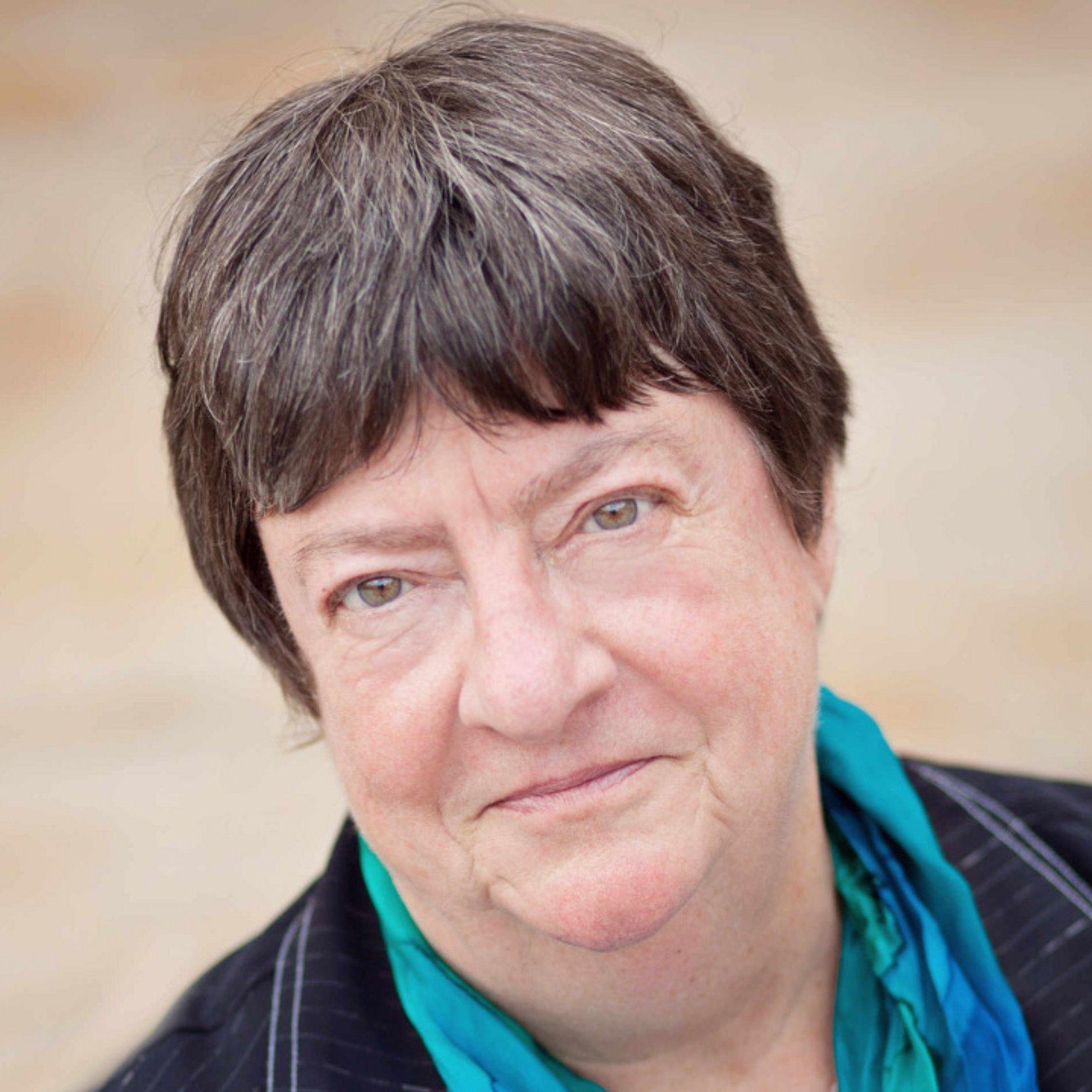 Pröpstin Helga Trösken Helga Trösken mit dunkler Kurzhaarfrisur und blauem Tuch und dunkler Jacke schaut in die Kamera.