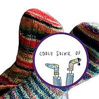 Coole Socke, du Socken-Grafik über einem Foto mit echten, gestrickten, bunten Socken