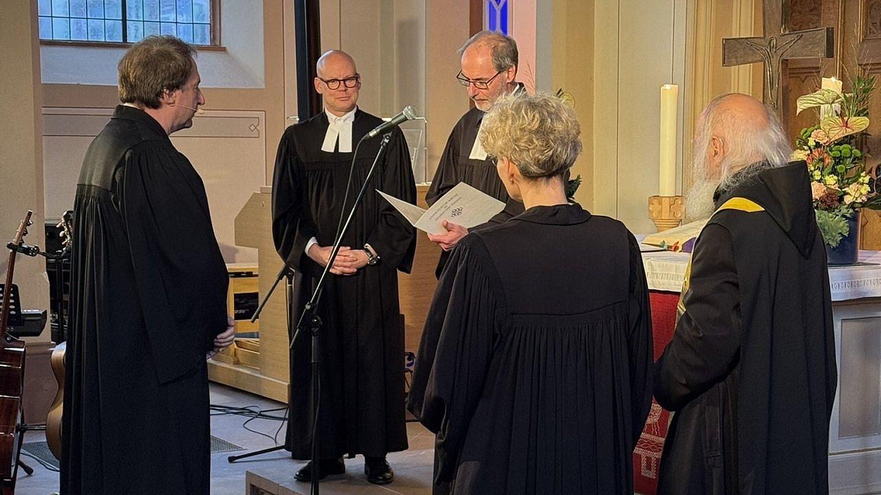 Bittlinger Entpflichtung durch Propst Stephan Arras Gruppenfoto im Altarraum