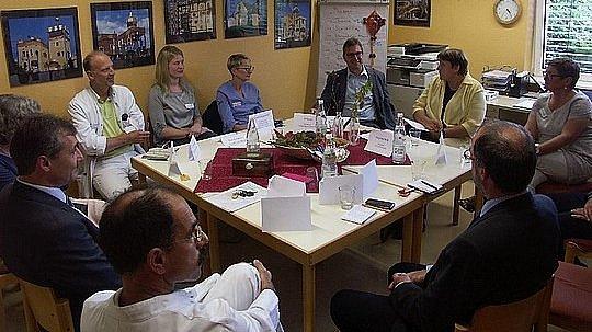 Visitation 1 Kreiskrankenhaus Erbach Gesprächsrunde am Tisch