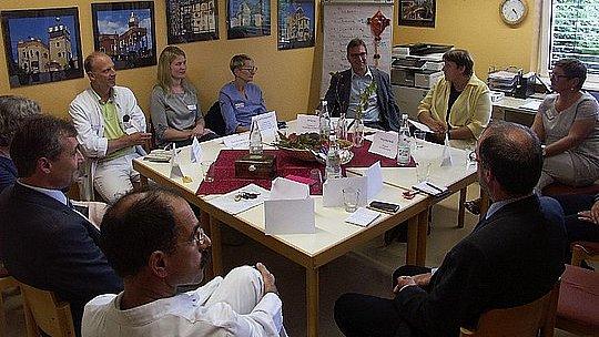 Visitation 1 Kreiskrankenhaus Erbach Gesprächsrunde am Tisch