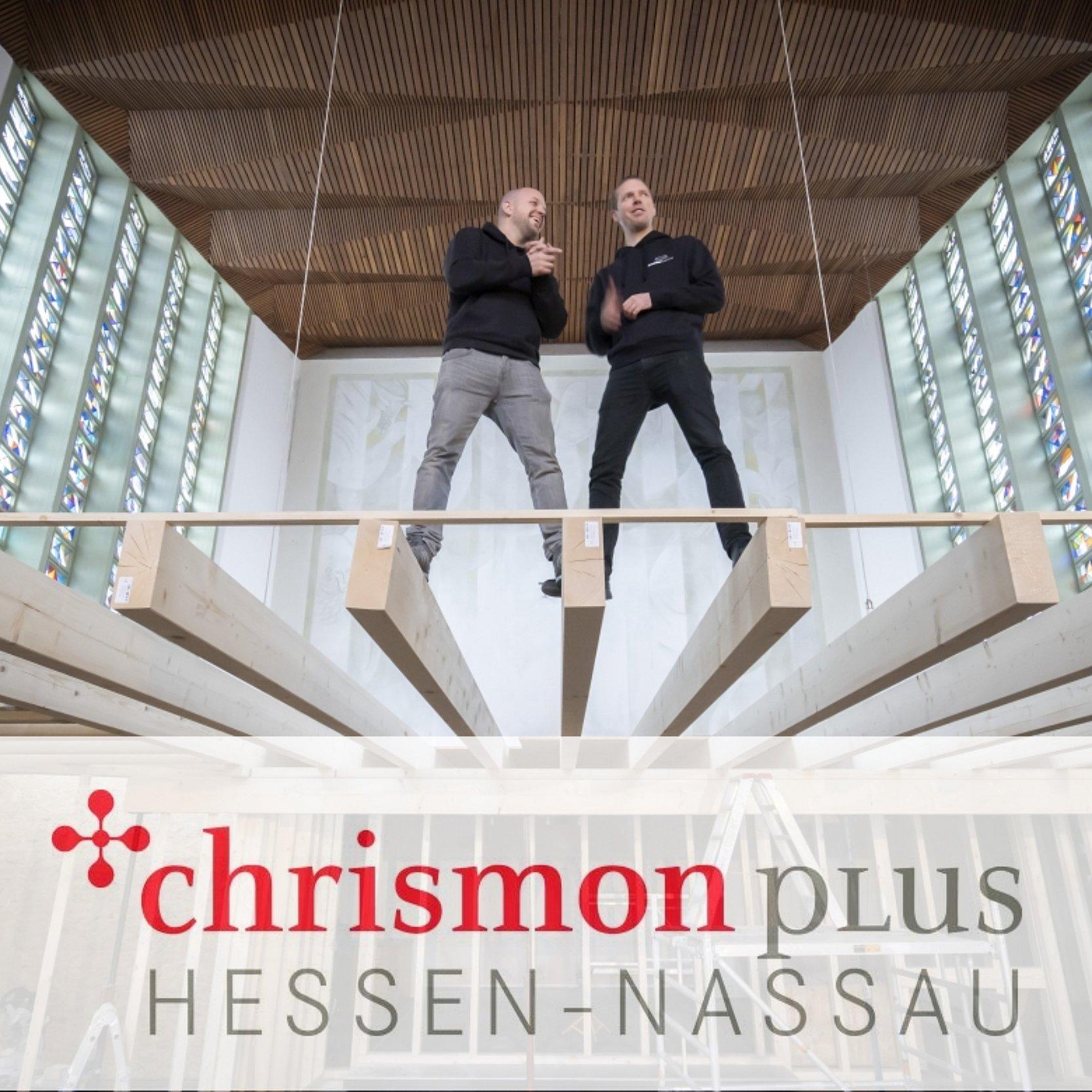 chrismon plus Boulderchurch Zwei Handwerker stehen auf auf Balken im Inneren der Kirche.