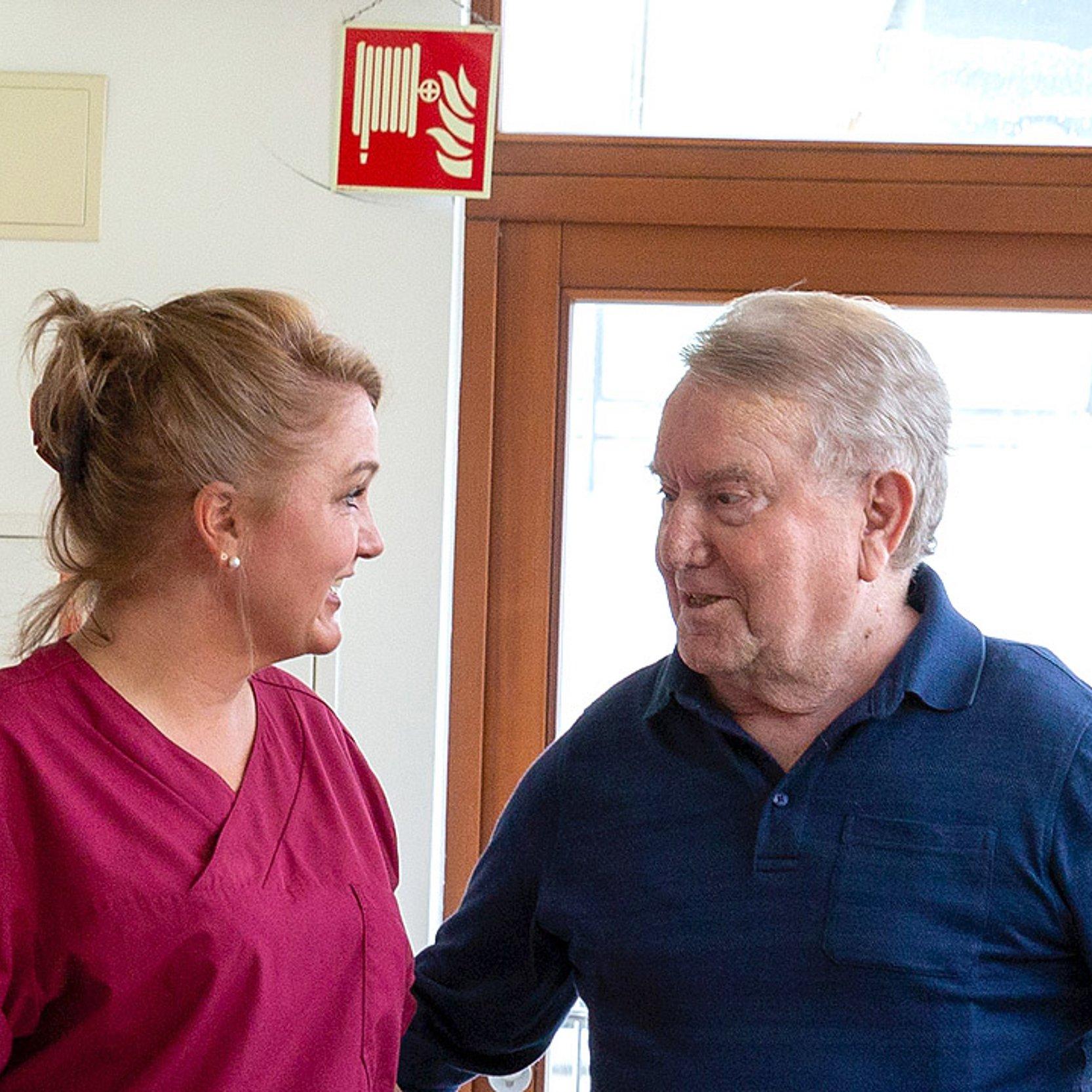Pflege Eine Betreuerin mit einem Senior