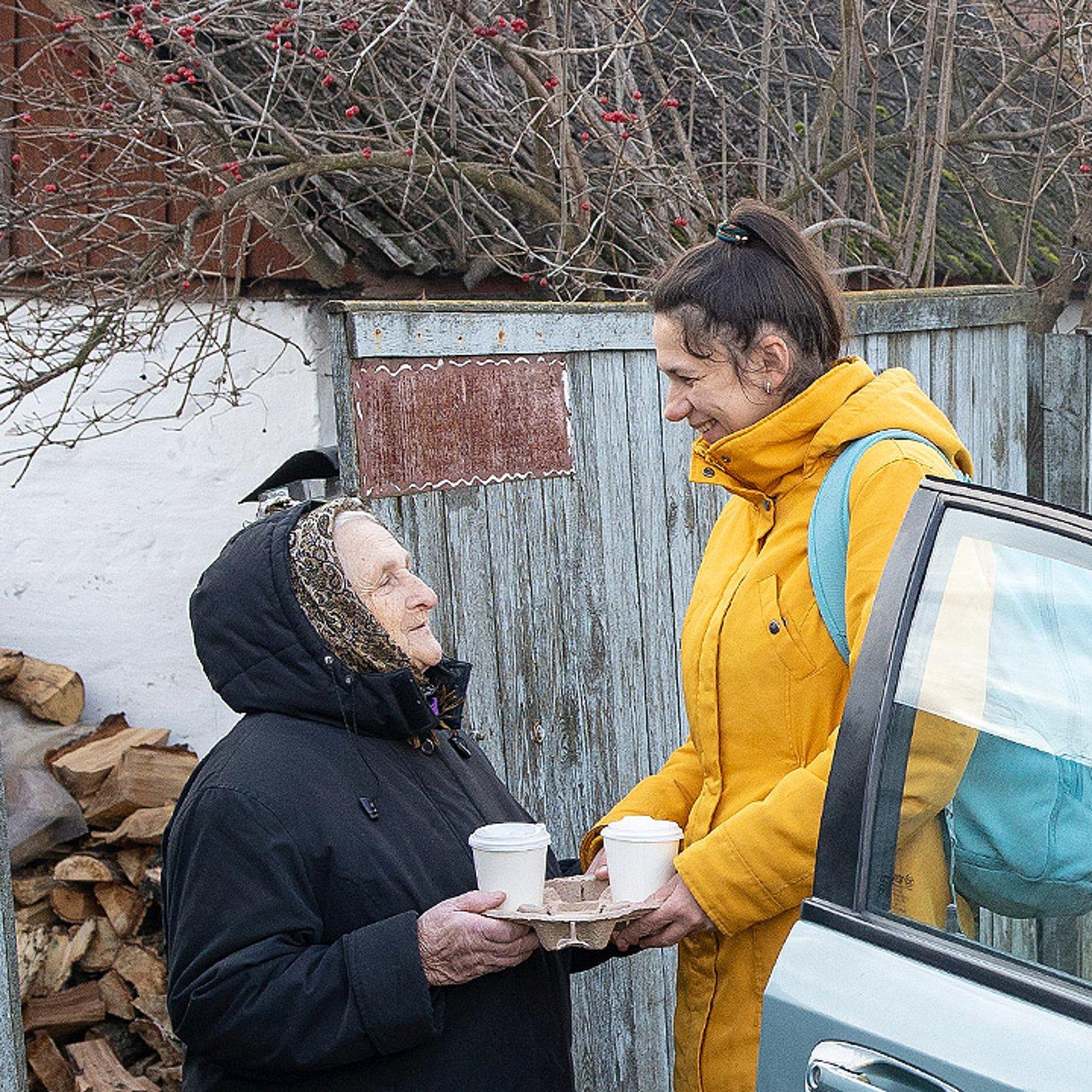 Besuch bei alter Frau in Osteuropa Besuch bei alter Frau in Osteuropa