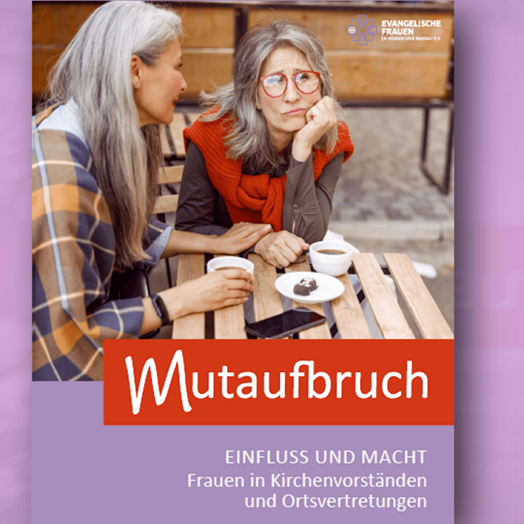 Mutausbruch Zwei Frauen sitzen an einem Holztisch im Freien mit Kaffee und Kuchen; eine spricht zugewandt, die andere schaut nachdenklich und stützt den Kopf auf die Hand. Auf dem Bild steht der Titel „Mutaufbruch“ sowie der Untertitel „Einfluss und Macht – Frauen in Kirchenvorständen und Ortsvertretungen“, daneben das Logo der Evangelischen Frauen in Hessen und Nassau.