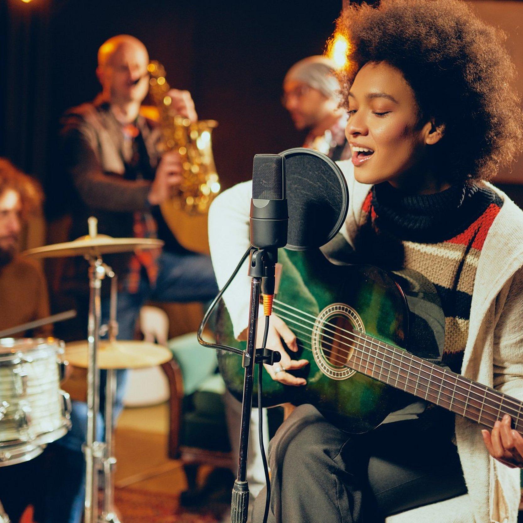 Kirche rockt Menschen machen Rockmusik.