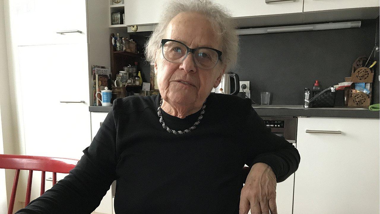 Ursula Trautwein Ursula Trautwein sitzt in ihrer Küche, graue Haare, Brille und trägt einen schwarzen Pullover.