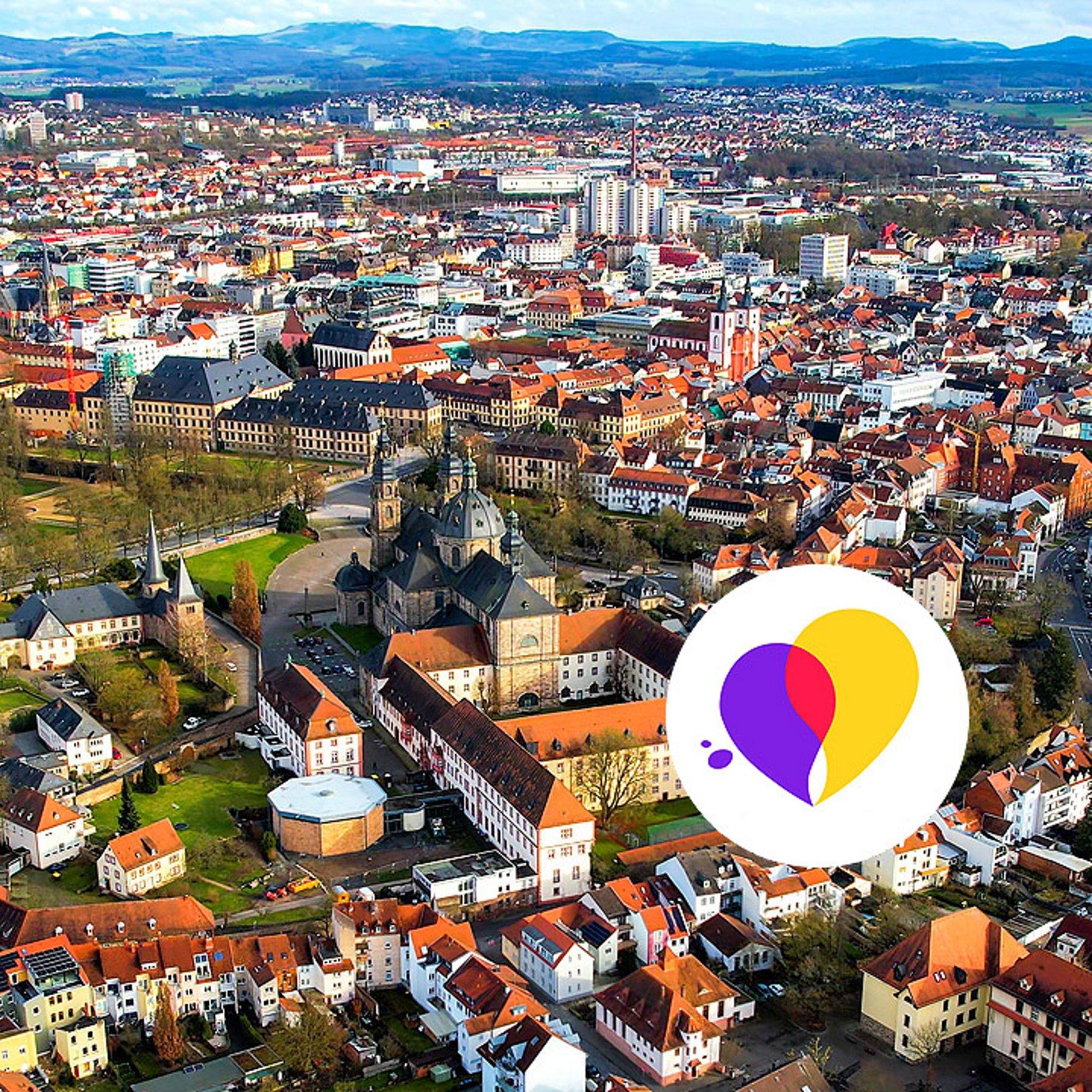 Fulda Fulda - Blick von oben, Häuser, Dom, Stadtschloss sowie Herzlogo für evangelisches Programm