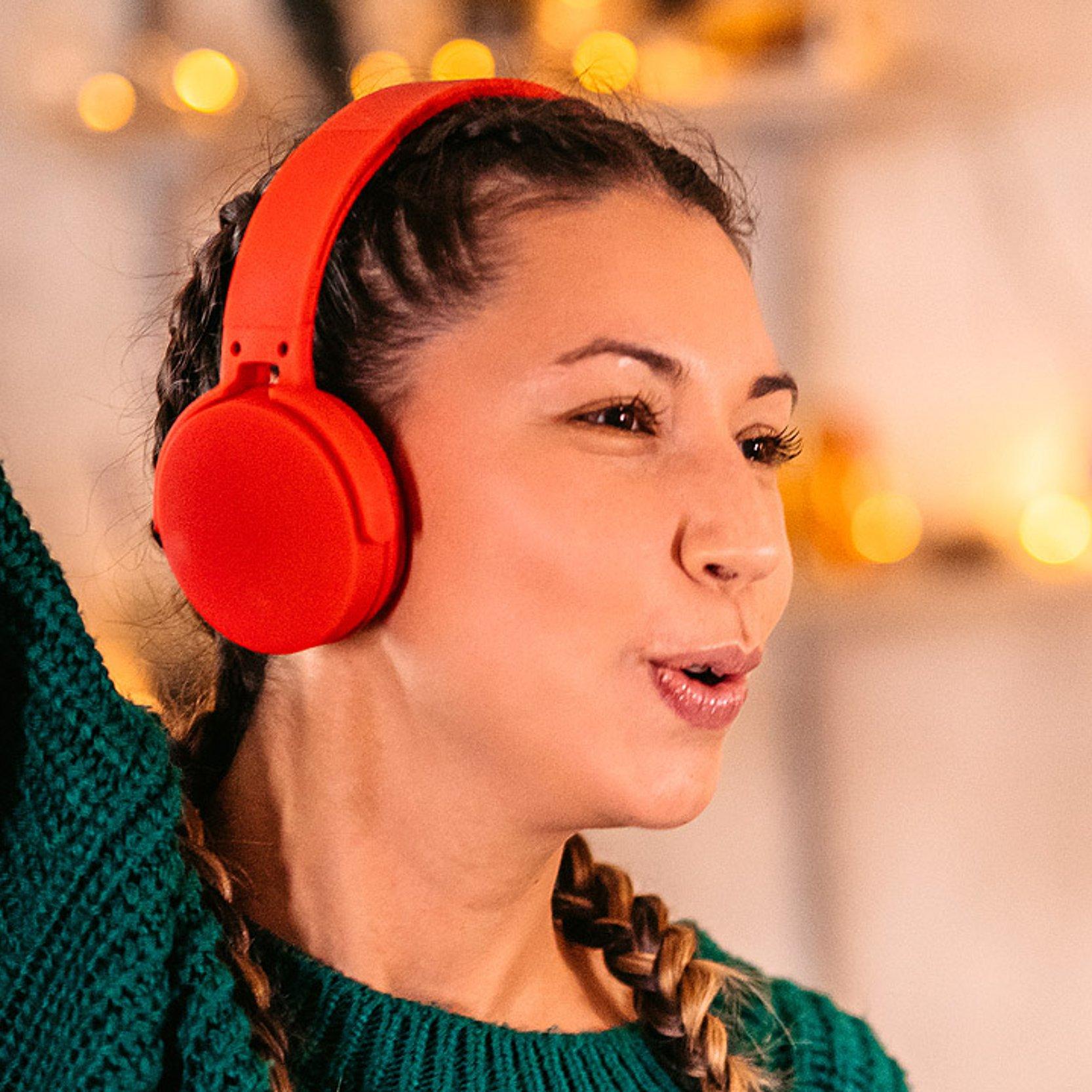 Weihnachtslieder singen Junge Frau singt