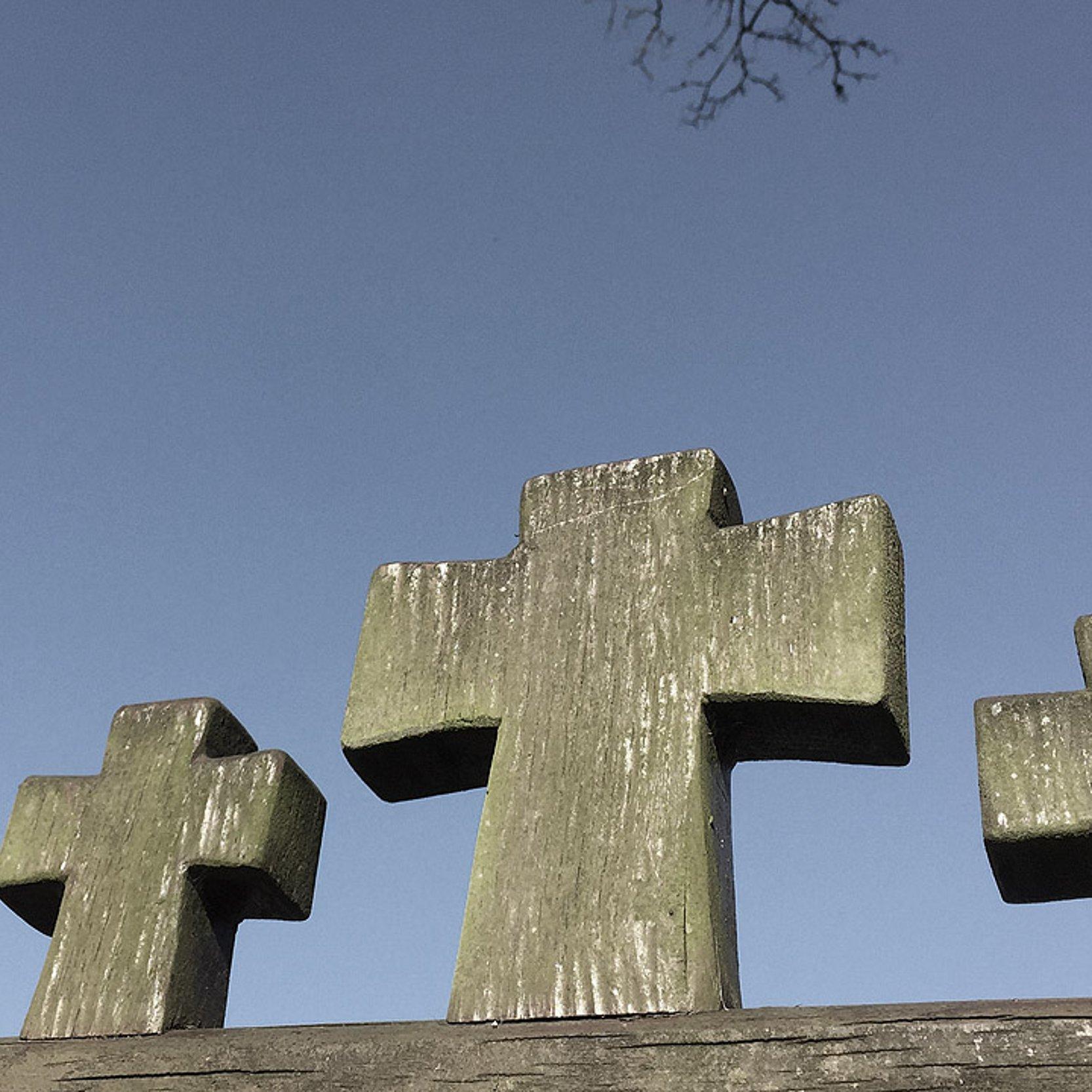 Drei Kreuze aus Holz