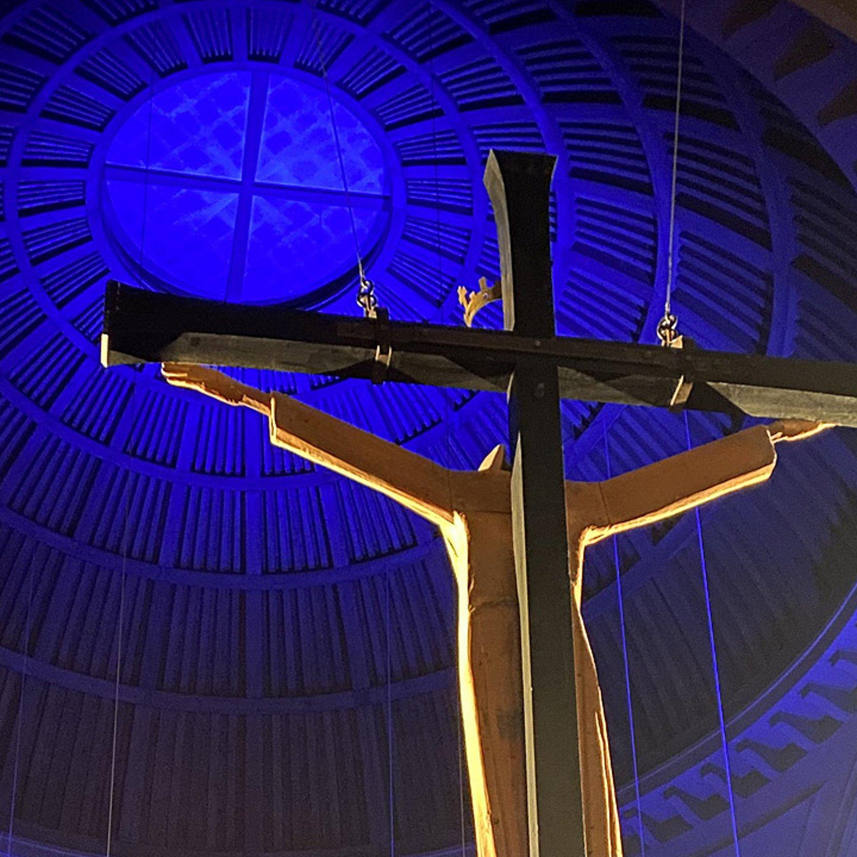 Christuskirche - Jesus Jesus-Skulptur von Hinten unter der Kuppel der Christuskirche, die Kuppel ist blau beleuchtet