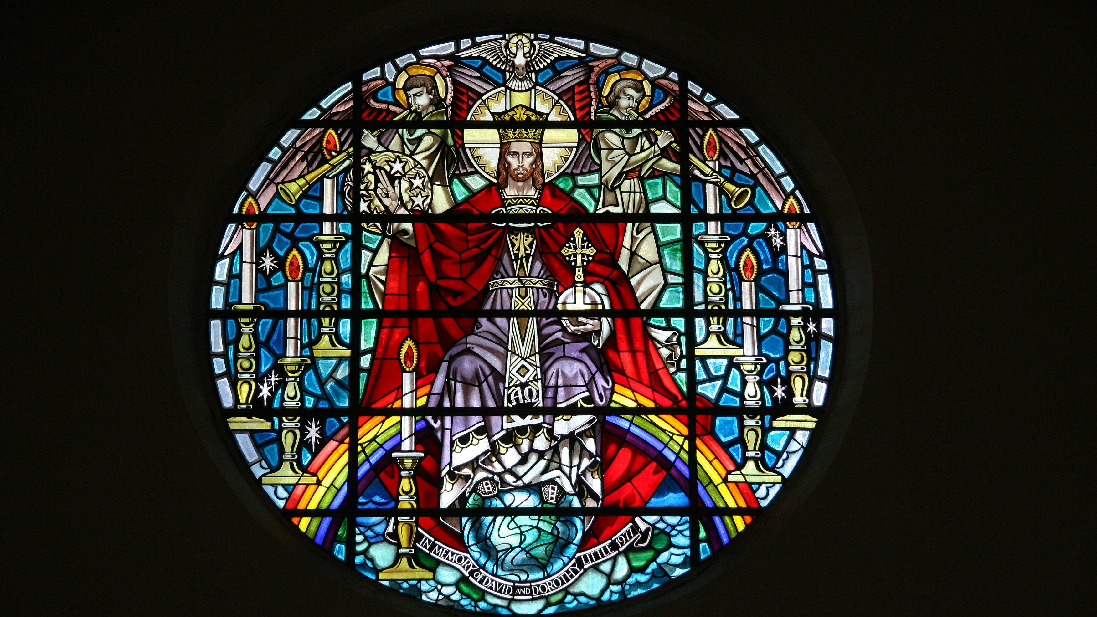 Jesus und Regenbogen Kirchenfenster mit dargestelltem Jesus, darunter ein Regenbogen