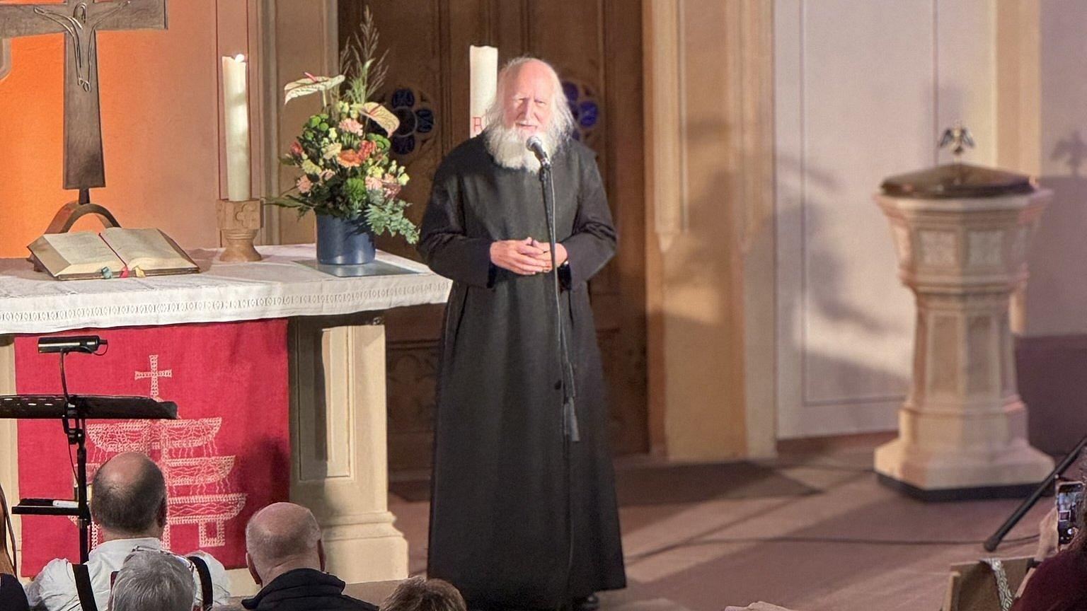 2025 Anselm Grün Anselm Grün steht im Altarraum