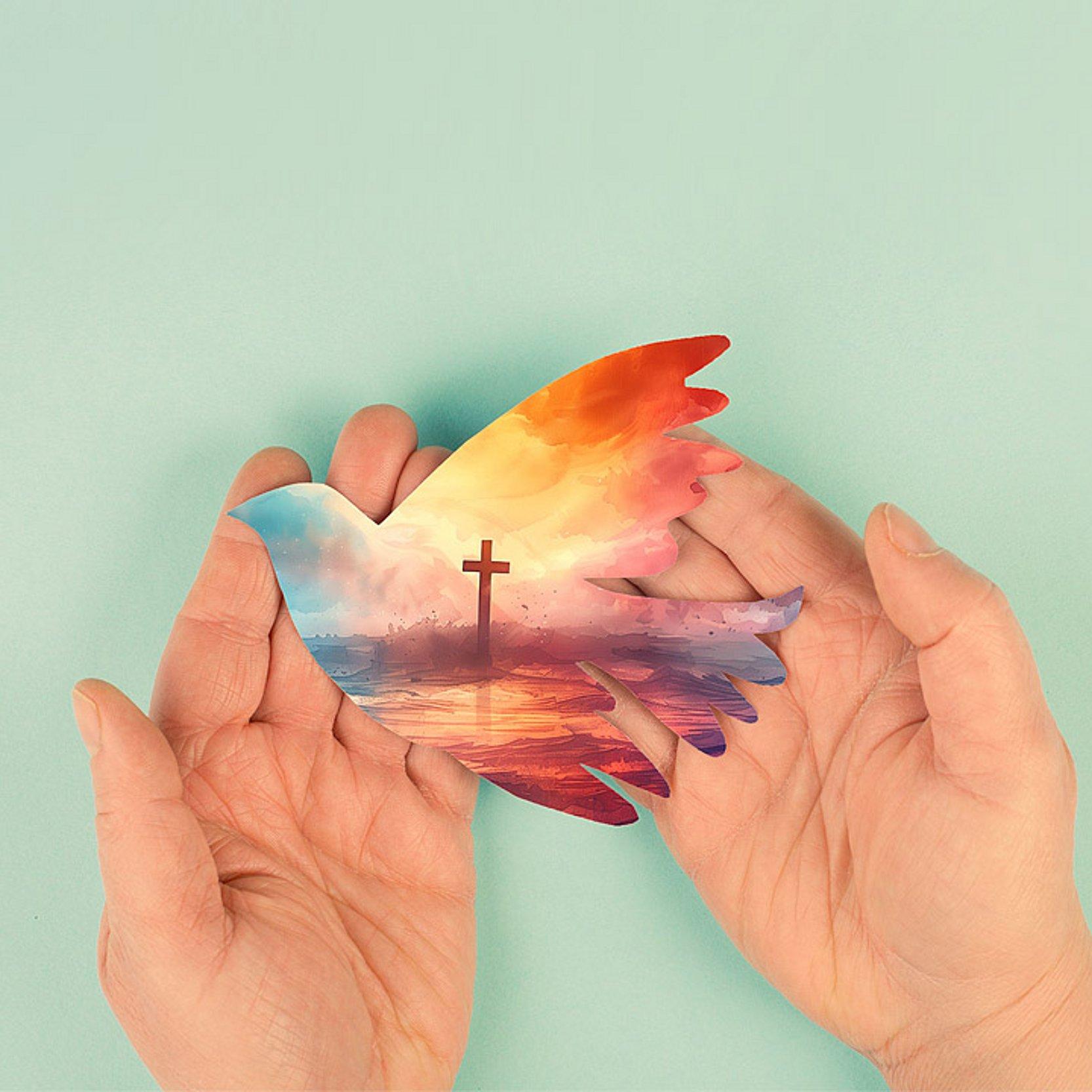 Pfingsten Papiertaube mit Kreuz in Händen