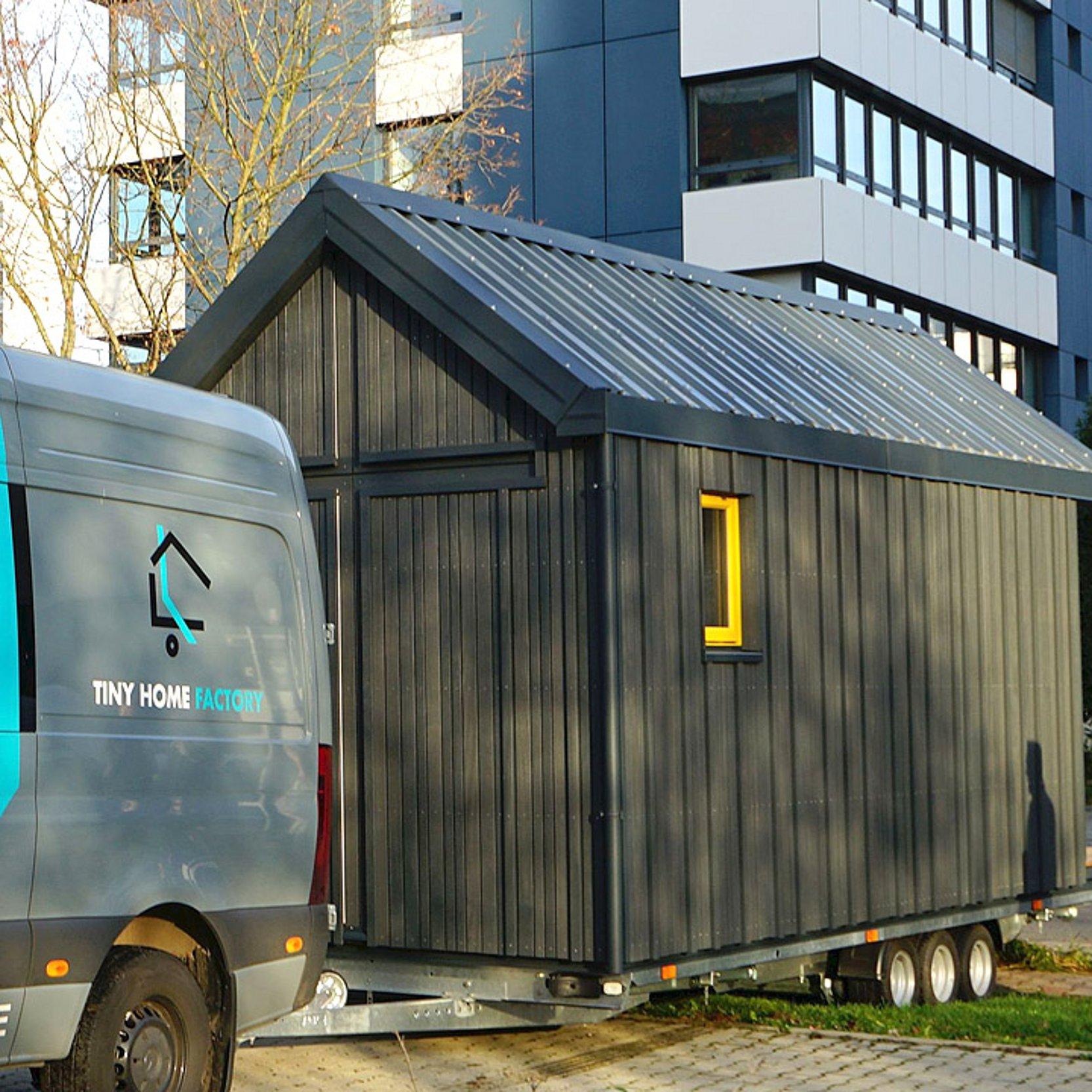 Tiny Church Kleine, schwarz gestrichene Kirche in Form eines Hüttchens auf einem Anhänger