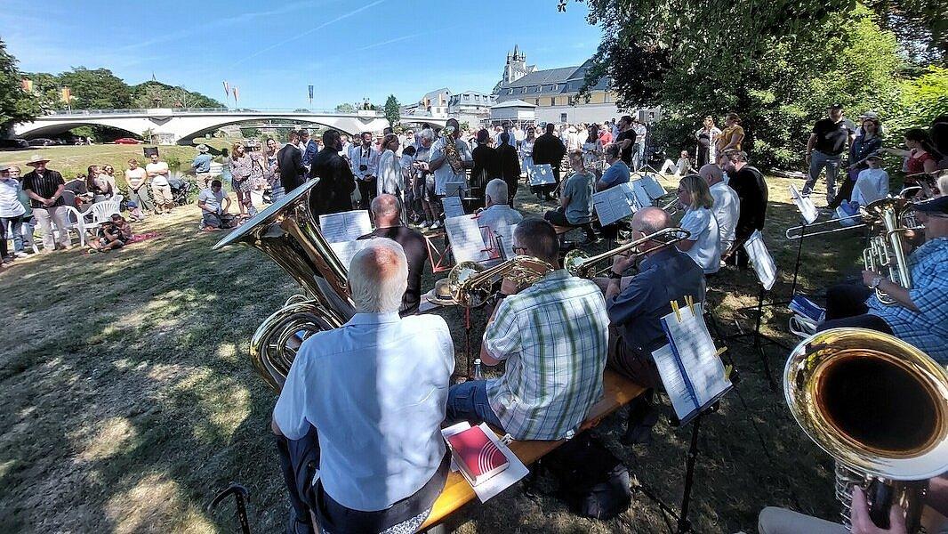 Posaunenchöre Posaunenchor spielt bei schönstem Sommerwetter.