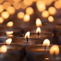 Kerzen Viele Teelichter, die im dunklen leuchten