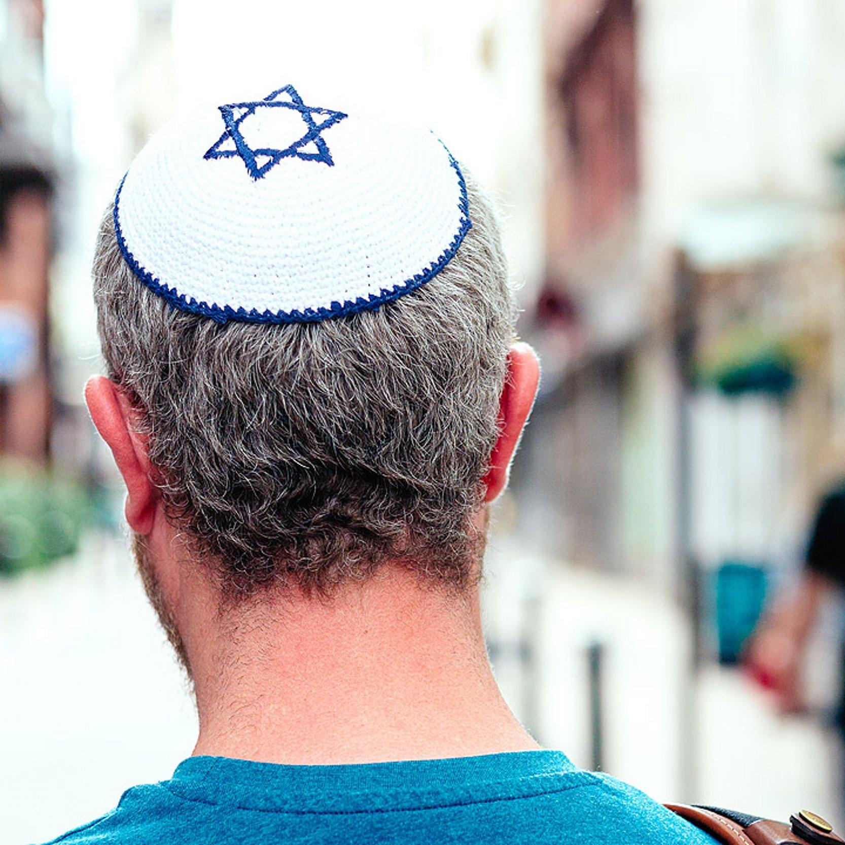 Mann mit Kippa in einer Stadt Mann mit Kippa in einer Stadt