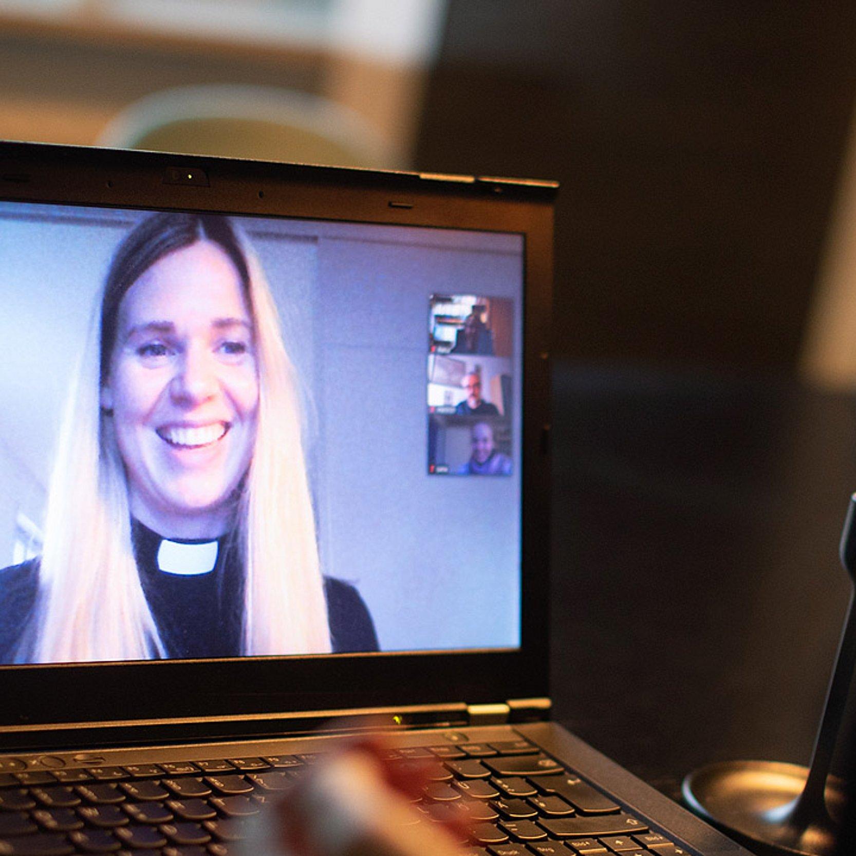 Digitaler Gottesdienst Pfarrerin im digitalen Gottesdienst
