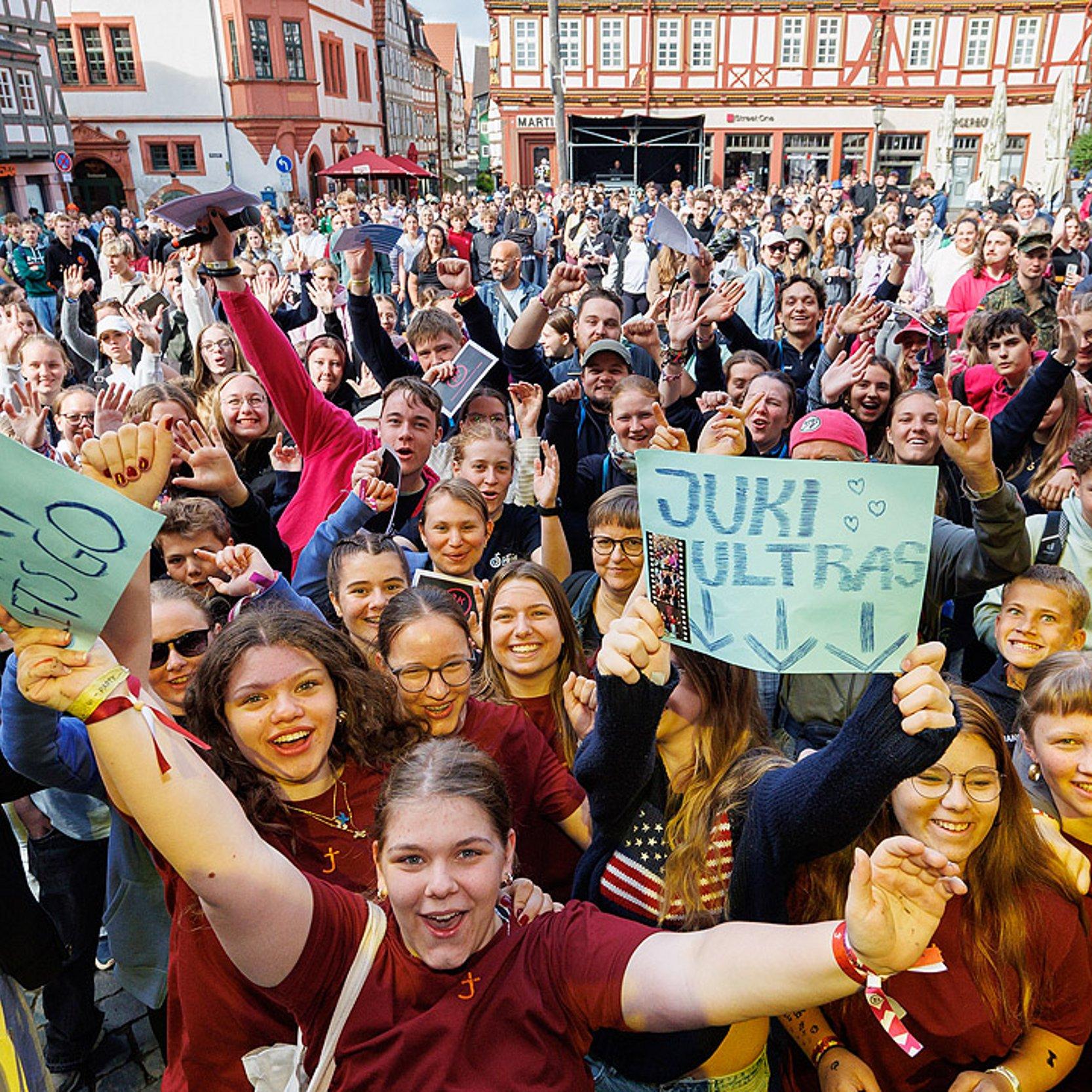 Jugendkirchentag Jubelnde Jugendliche