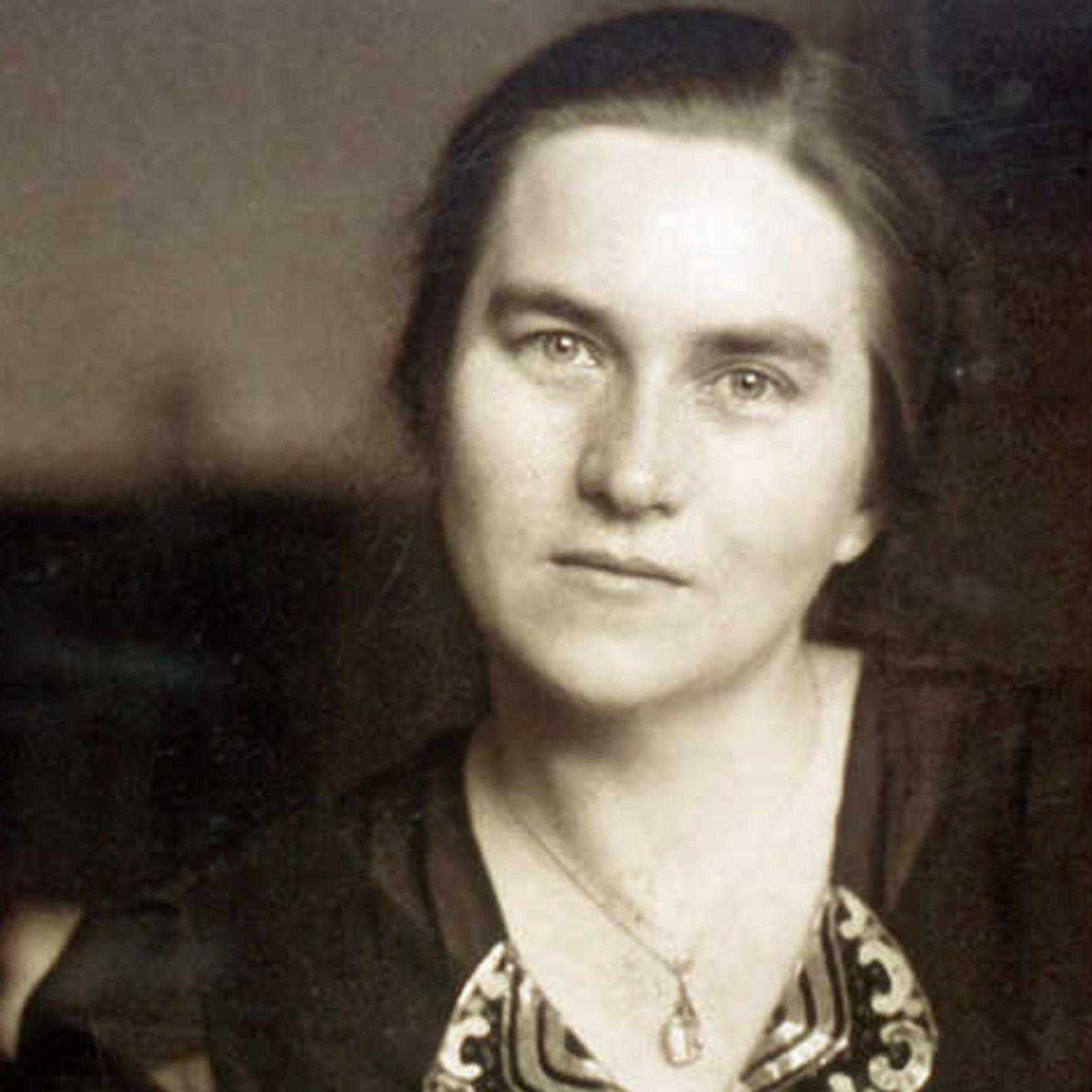 Katharina Staritz in Breslau geboren Katharina Staritz in jungen Jahren mit glattem braunen Haar und einer Halskette und dunkler Bluse